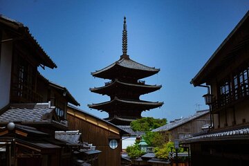 Kyoto Walking Tour with a Photographer Guide 