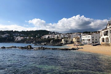 Girona and Costa Brava Tour with Traditional Seafood Paella Lunch