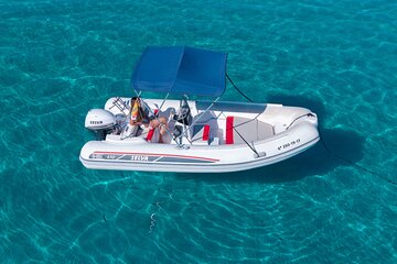 Boat rental for 6 people. No license required.