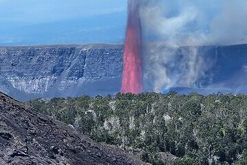 Big Island Waterfalls, Blacksand Beaches, Lava Tubes & Volcanoes