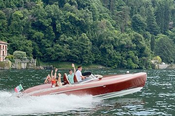 2-hour private tour by wooden speedboat on Lake Como