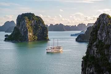 2-Day Treasure Junk Cruise: Hidden Gems of Bai Tu Long Bay