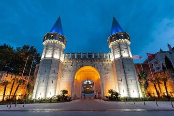 Discover Istanbul and Basilica Cistern with Half Day Walking Tour