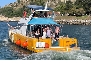Boat tour with lunch on board and swimming near a beach in Lisbon