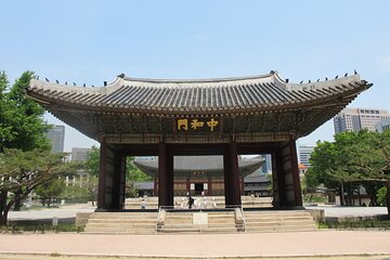 Deoksugung Palace Walking Tour with Hidden Stories