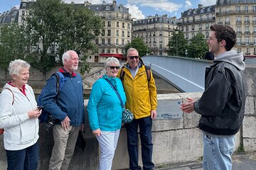 Paris: Notre Dame Cathedral Outdoor Tour and 1 Hour Seine Cruise
