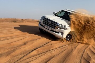 Private Land Cruiser Desert Safari in Dubai and Dinner Buffet