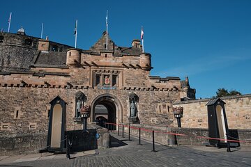  Edinburgh Castle Guided Walking Tour & Holyrood Palace Ticket